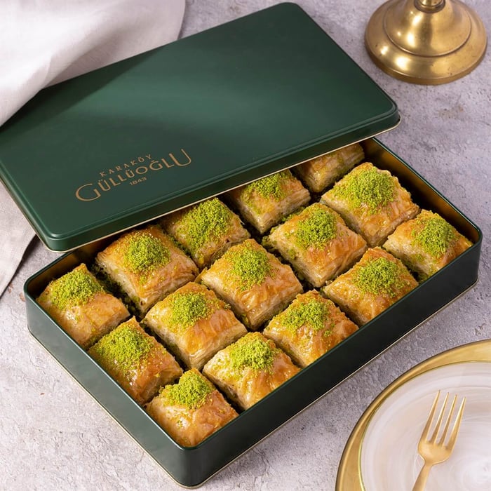  Metal Kutuda Fıstıklı Kare Baklava 900 Gr