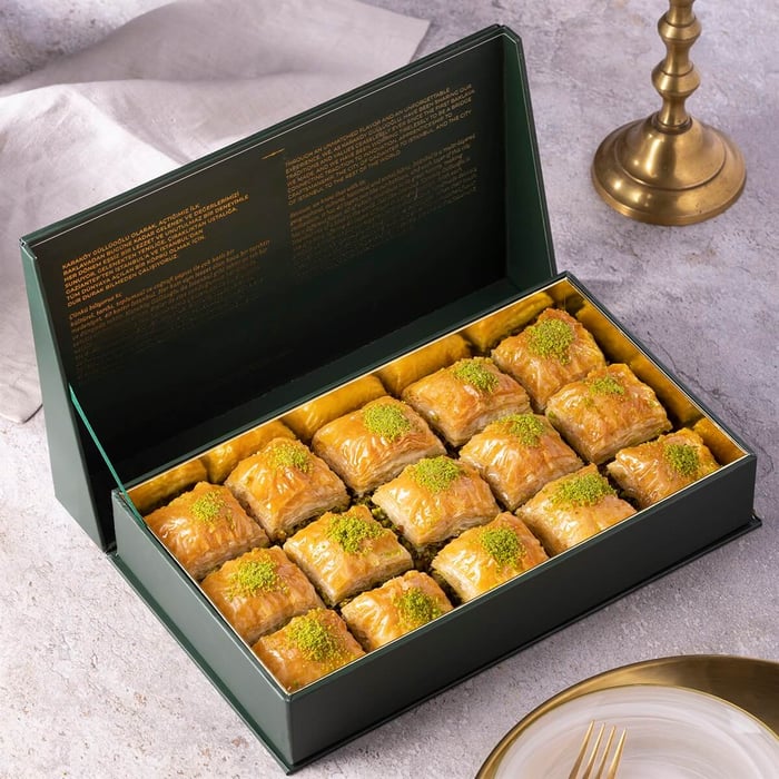  Özel Kutuda Fıstıklı Kare Baklava 1 Kg